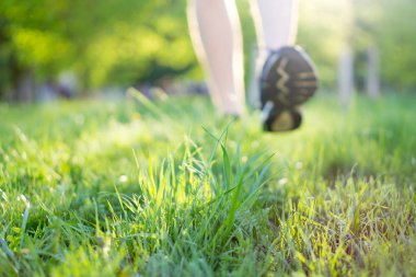 insan çim yakın çekim üzerinde yürüyor