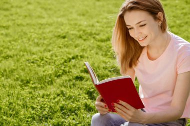 bir kitap okuma'nın bahçesinde kız