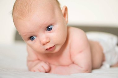 Bebek onun Brandon'un üzerinde yalan