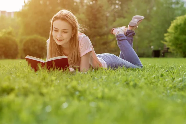 bir kitap okuma'nın bahçesinde kız