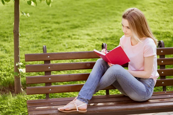 Dziewczyna Notebooka Siedząc Ławce Parku — Zdjęcie stockowe