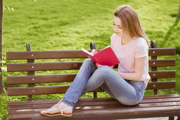 Dziewczyna Notebooka Siedząc Ławce Parku — Zdjęcie stockowe