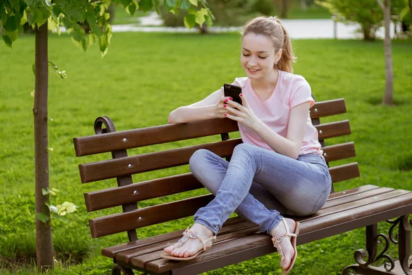 Chica Mirando Teléfono Banco Parque — Foto de Stock