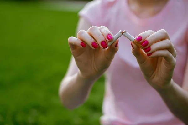 女孩打破了一支香烟 — 图库照片