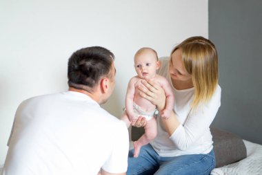 Annem ve babam bebekle oynarken