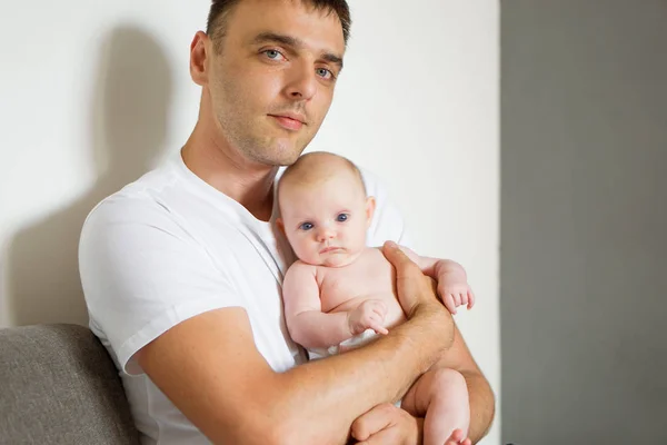 Dad Holds Baby Looks Camera — Stock Photo, Image
