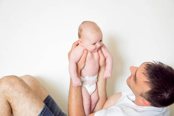 Pai Feliz Brincando Com Menino Casa — Fotografia de Stock