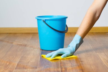 adam bir bez daire ile yere yıkar