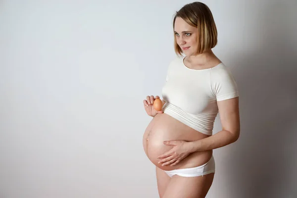 Gravid Kvinna Som Håller Sin Hand — Stockfoto