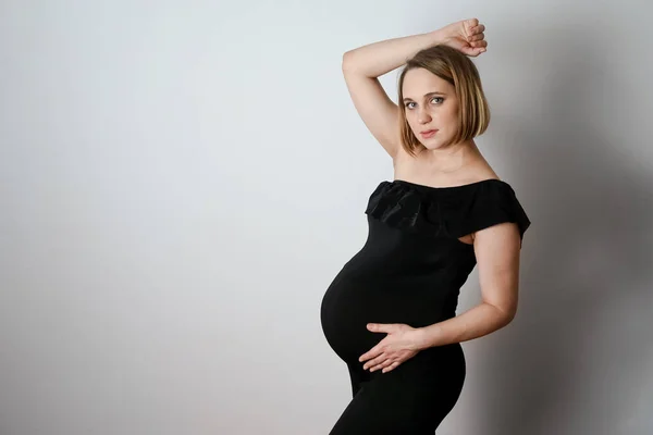 Zwangere Vrouw Avondjurk Een Witte Achtergrond — Stockfoto
