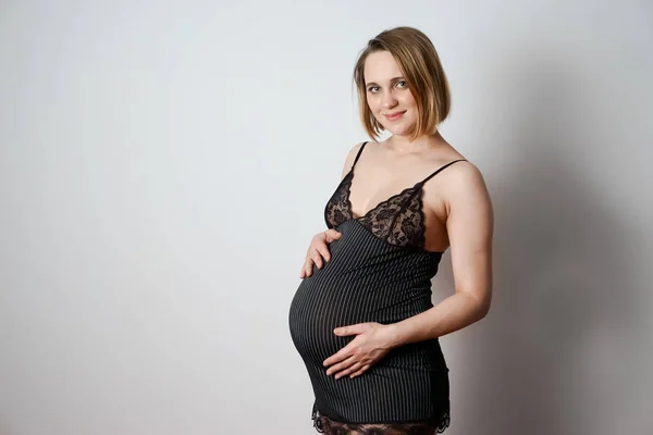 Femme Enceinte Pyjama Sur Fond Blanc — Photo