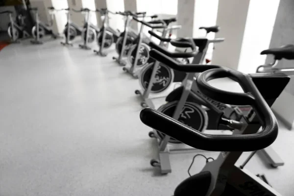 Interior Moderno Gimnasio Con Equipo Fila Entrenamiento Bicicleta Estática Detalle — Foto de Stock