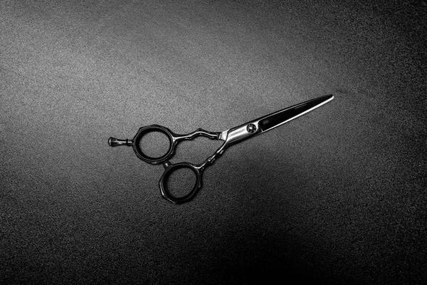 Schere Friseur Auf Schwarzem Hintergrund — Stockfoto