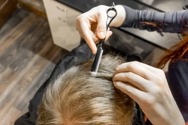 Hairdresser Cuts Man Close — Stock Photo, Image