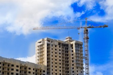 Bina yapım aşamasında mavi bir arka plan üzerinde