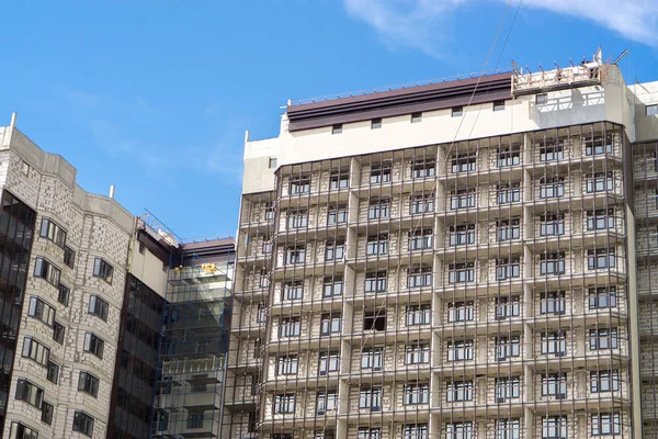 çok katlı bina inşaat altında balkon