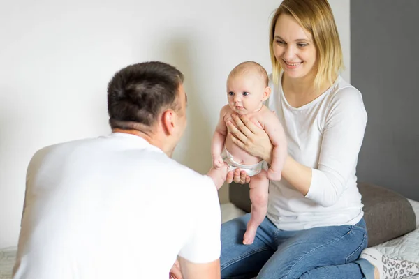 Maman Et Papa Jouant Avec Bebe Portrait Homme Stock Photo Maman Et Papa Jouant Avec Bebe Portrait Homme Stock Photo