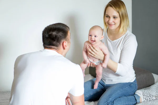 Maman Et Papa Jouant Avec Bebe Nourrisson Ensemble Stock Photo