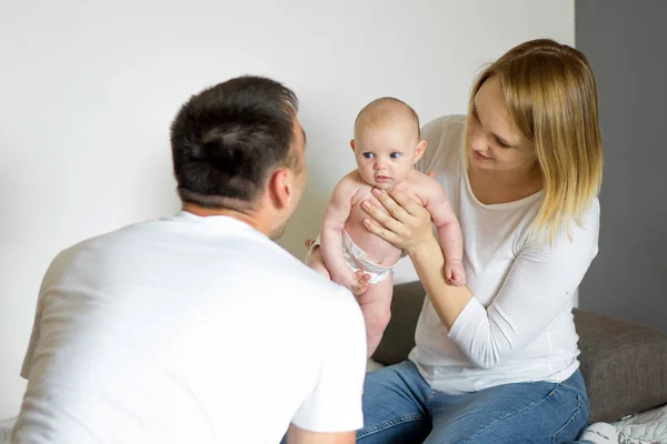 Maman Et Papa Jouant Avec Bebe Portrait Homme Stock Photo Maman Et Papa Jouant Avec Bebe Portrait Homme Stock Photo