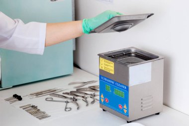 Doktor aracı dezenfekte eder.