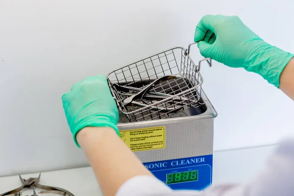 Doktor aracı dezenfekte eder.