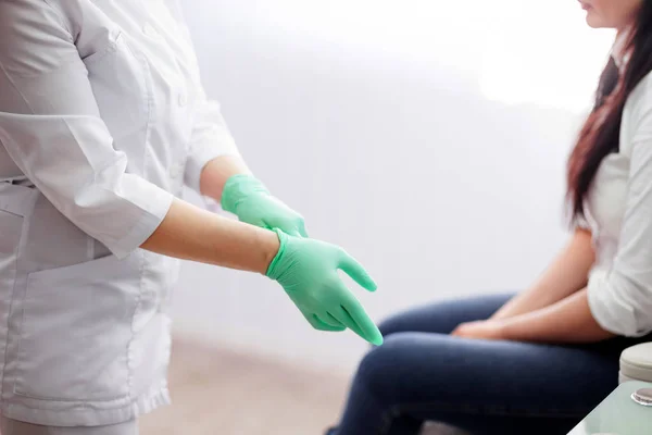 Médico Podologista Usando Luvas — Fotografia de Stock