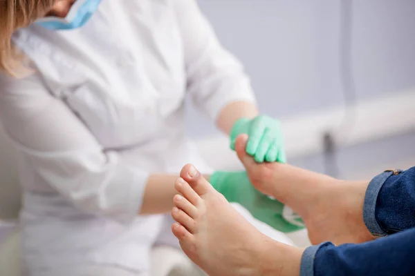 Lekarz Podiatrist Bada Stopy — Zdjęcie stockowe