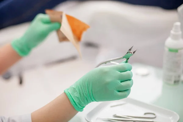 Médecin Obtient Des Outils Stériles — Photo