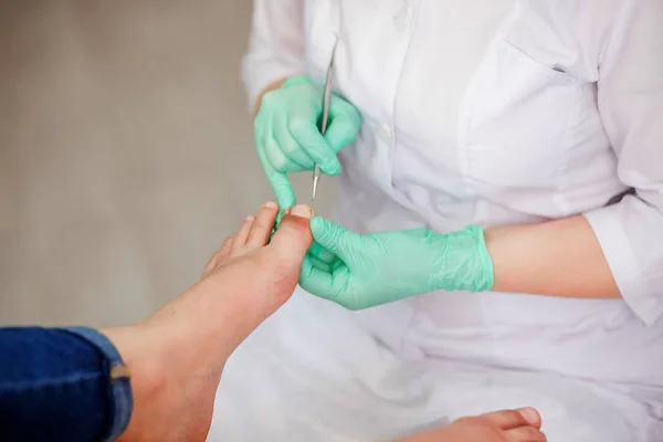 Doktor, ayak hastalıkları uzmanı ayak inceliyor.