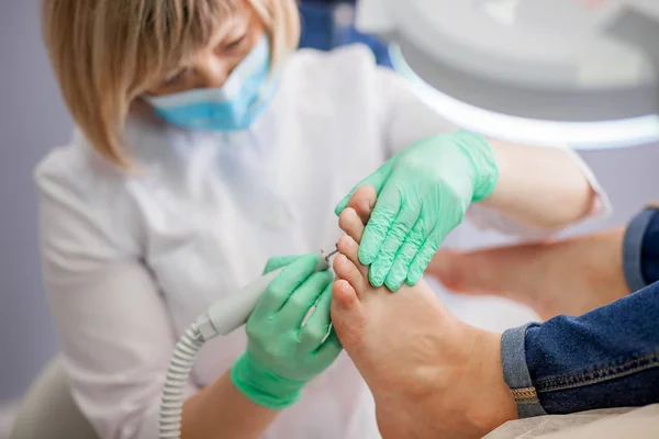 freze makinesi kullanarak ayak ayak hastalıkları uzmanı davranır.