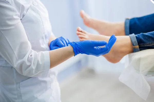 Médico Podología Usa Guantes — Foto de Stock