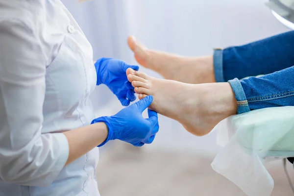 Podiatry Doktor ayak inceliyor