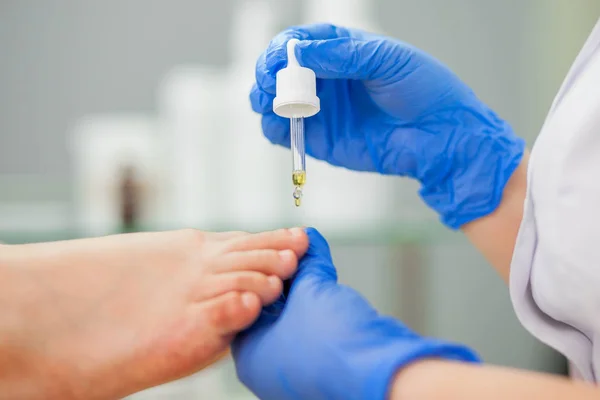 ayak ayak hastalıkları uzmanı davranır.