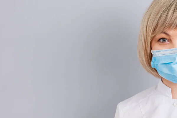 kadın doktor maskesi gri arka plan üzerinde. kopya alanı.