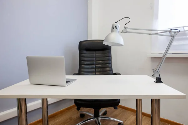 Arbeitsplatz Mit Laptop Und Lampe — Stockfoto