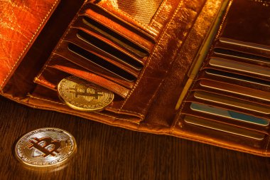 M-cüzdanda bulunan gümüş altın Bitcoins. Crypt emanet. Sanal para. Madencilik. Güvenlik.