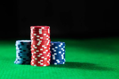 Yeşil tablo yüzeyinde casino chipi yakın çekim