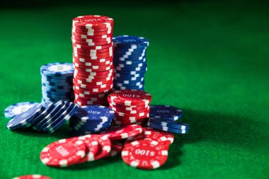 Yeşil tablo yüzeyinde casino chipi yakın çekim