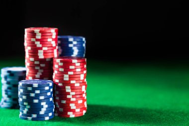 Yeşil tablo yüzeyinde casino chipi yakın çekim