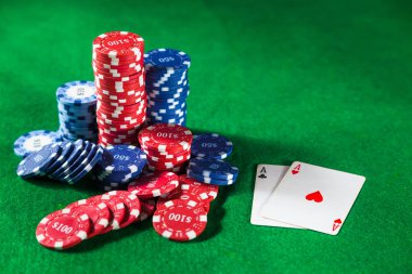Casino fişi ve yeşil masada iki as kartlarını yakın çekim