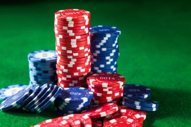 Yeşil masada Poker fişleri yığını