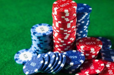 Yeşil masada Poker fişleri yığını