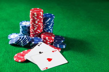 Casino fişi ve yeşil masada iki as kartlarını yakın çekim