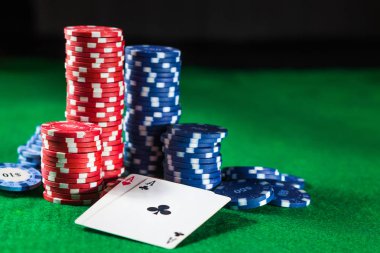 Poker Aslar siyah bir zemin üzerine yeşil bir tabloda iki kart ile cips