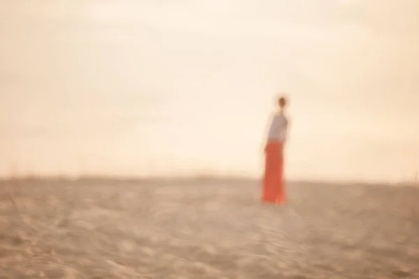 Bir serap kızdı. odakta değil. Çöl. Isı. Güneş.