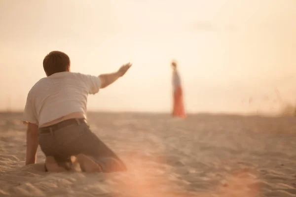 Adam çöl. Susuzluk. Bir serap kızdı. Kum. Isı. Güneşten acı. Mücadele. Direnç. Kriz. Kuraklık.