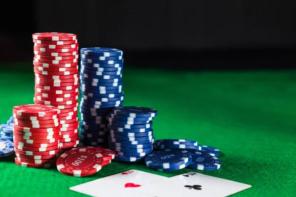 Casino Fişi Yeşil Masada Iki Kartlarını Yakın Çekim — Stok fotoğraf