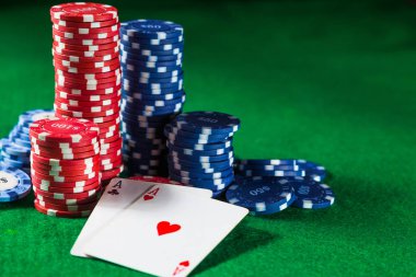 Aslar Casino yeşil bir arka plan üzerinde iki kart ile Poker fişleri.