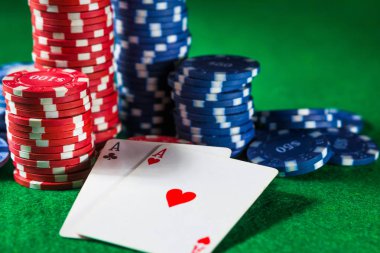Casino fişi ve yeşil masada iki as kartlarını yakın çekim
