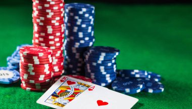 Yeşil bir arka plan üzerinde iki kart kral ve Ace Poker fişleri.